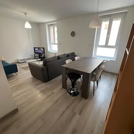 Apartment Grand - 1 Mai - Gare - 8 Couchages - 2 Douches - Clim